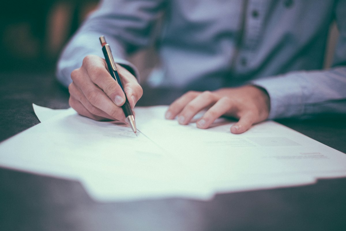 Firma de un contrato con bolígrafo