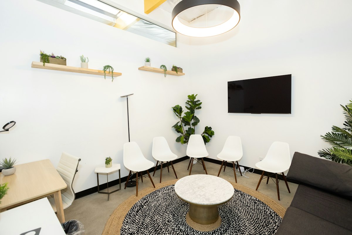 Sala de consulta psicológica con dos sillones